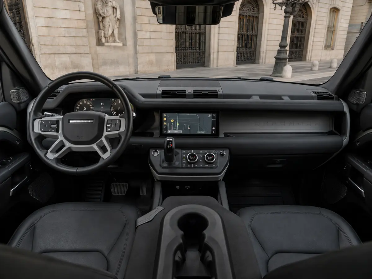 Land Rover Defender X-Dynamic 7 seater 2024, interni — Rome Luxury Car Rental, Roma. Il Land Rover Defender X-Dynamic a sette posti porta su strada la sostanza tipica del…