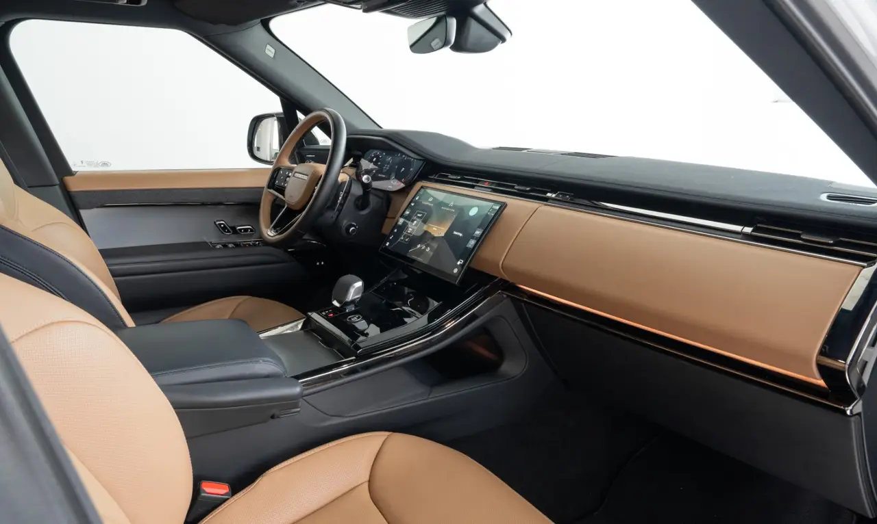Land Rover Range Rover Sport 2025, esterno — Rome Luxury Car Rental, Roma. Il Range Rover Sport 2025 porta in dote 400 cavalli e un'impostazione che privilegia il…