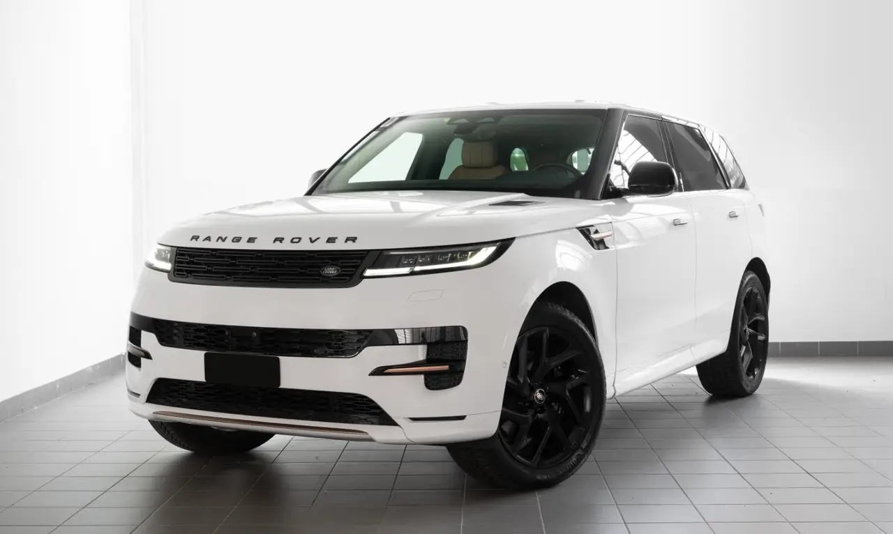 Land Rover Range Rover Sport 2025, vista posteriore — Rome Luxury Car Rental, Roma. Il Range Rover Sport 2025 porta in dote 400 cavalli e un'impostazione che privilegia il…