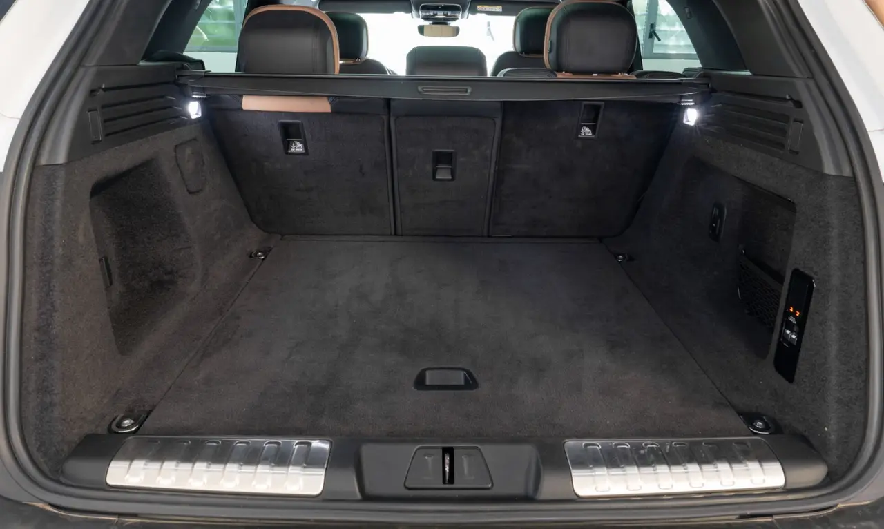 Land Rover Range Rover Sport 2025, interni — Rome Luxury Car Rental, Roma. Il Range Rover Sport 2025 porta in dote 400 cavalli e un'impostazione che privilegia il…