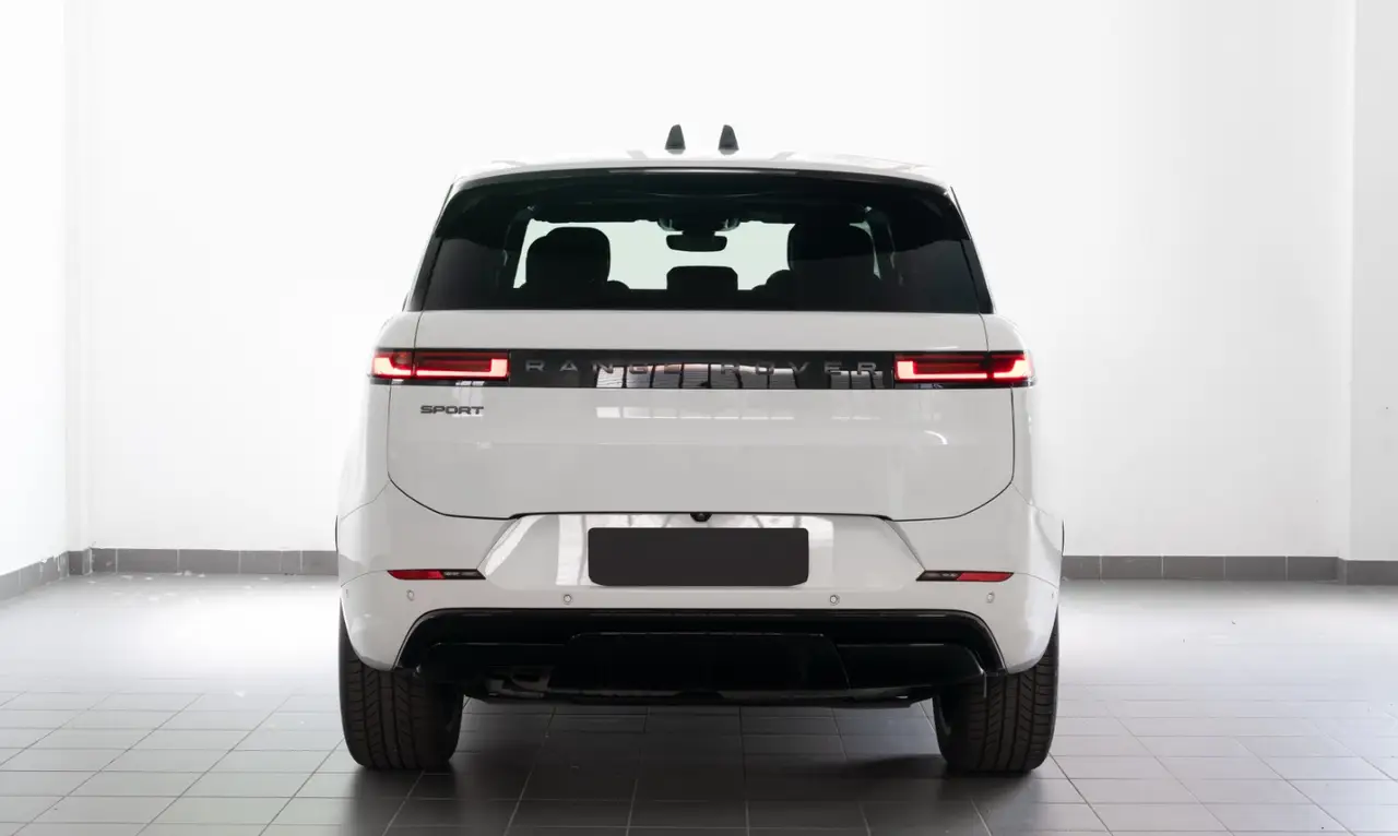 Land Rover Range Rover Sport 2025, cruscotto — Rome Luxury Car Rental, Roma. Il Range Rover Sport 2025 porta in dote 400 cavalli e un'impostazione che privilegia il…