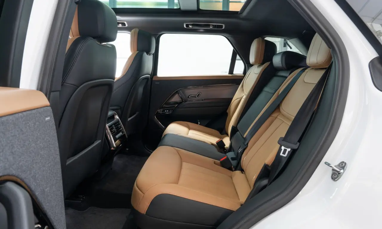 Land Rover Range Rover Sport 2025, profilo laterale — Rome Luxury Car Rental, Roma. Il Range Rover Sport 2025 porta in dote 400 cavalli e un'impostazione che privilegia il…