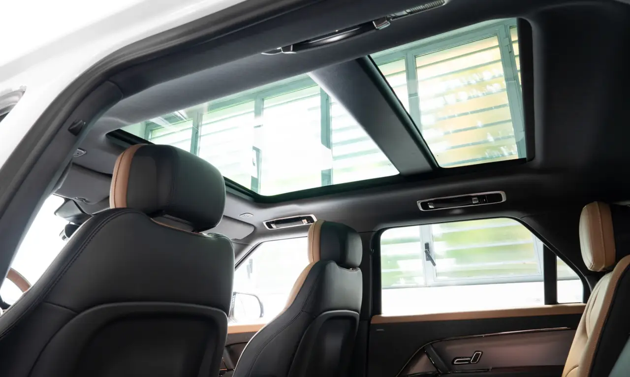 Land Rover Range Rover Sport 2025, esterno — Rome Luxury Car Rental, Roma. Il Range Rover Sport 2025 porta in dote 400 cavalli e un'impostazione che privilegia il…