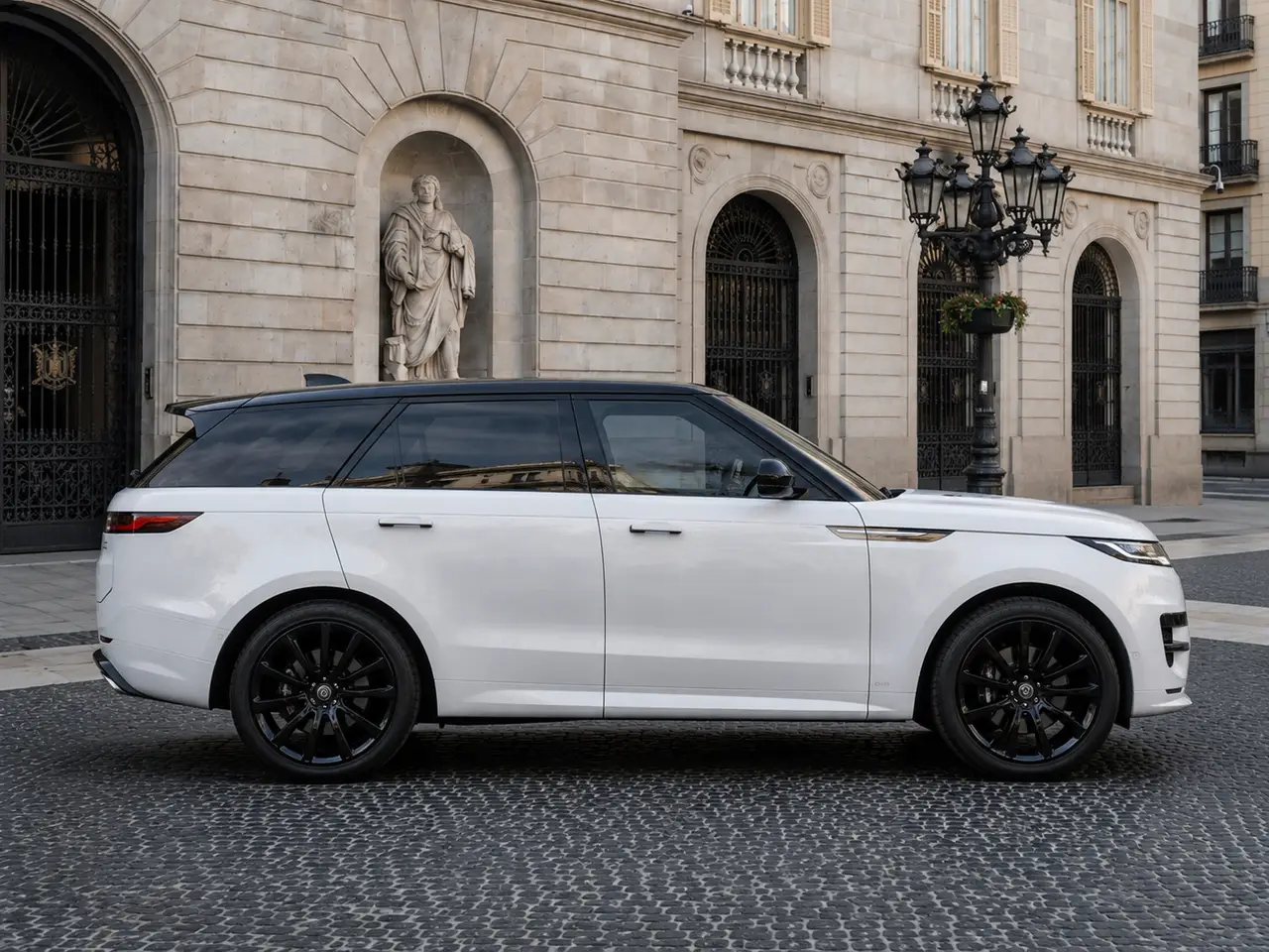 Land Rover Range Rover Sport 2025, vista frontal — Rome Luxury Car Rental, Roma. El Range Rover Sport 2025 reúne 400 CV con una carrocería todoterreno que prioriza la…