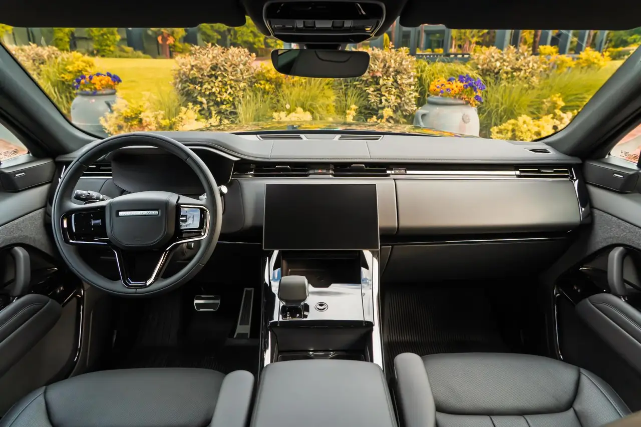 Land Rover Range Rover Sport Dynamic SE 2025, внешний вид — Rome Luxury Car Rental, Рим. 2025 Range Rover Sport Dynamic SE сочетает 360 л.с. с посадкой на пять человек и ровным,…