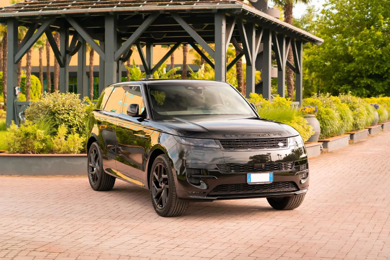 Land Rover Range Rover Sport Dynamic SE 2025, вид спереди — Rome Luxury Car Rental, Рим. 2025 Range Rover Sport Dynamic SE сочетает 360 л.с. с посадкой на пять человек и ровным,…