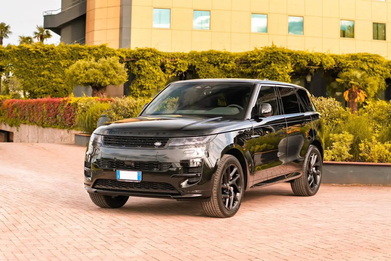 Land Rover Range Rover Sport Dynamic SE 2025, вид сзади — Rome Luxury Car Rental, Рим. 2025 Range Rover Sport Dynamic SE сочетает 360 л.с. с посадкой на пять человек и ровным,…