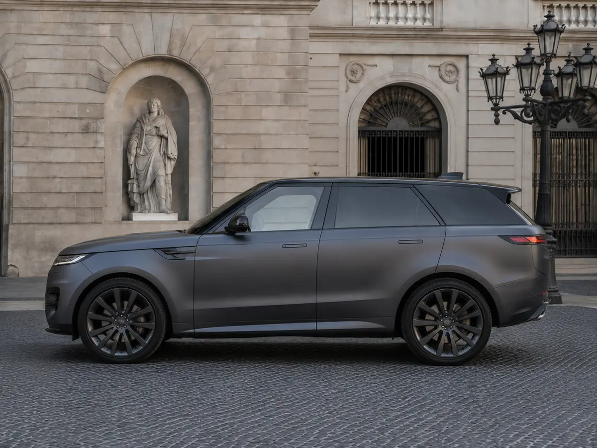 Land Rover Range Rover Sport Dynamic SE 2025, внешний вид — Rome Luxury Car Rental, Рим. 2025 Range Rover Sport Dynamic SE сочетает 360 л.с. с посадкой на пять человек и ровным,…