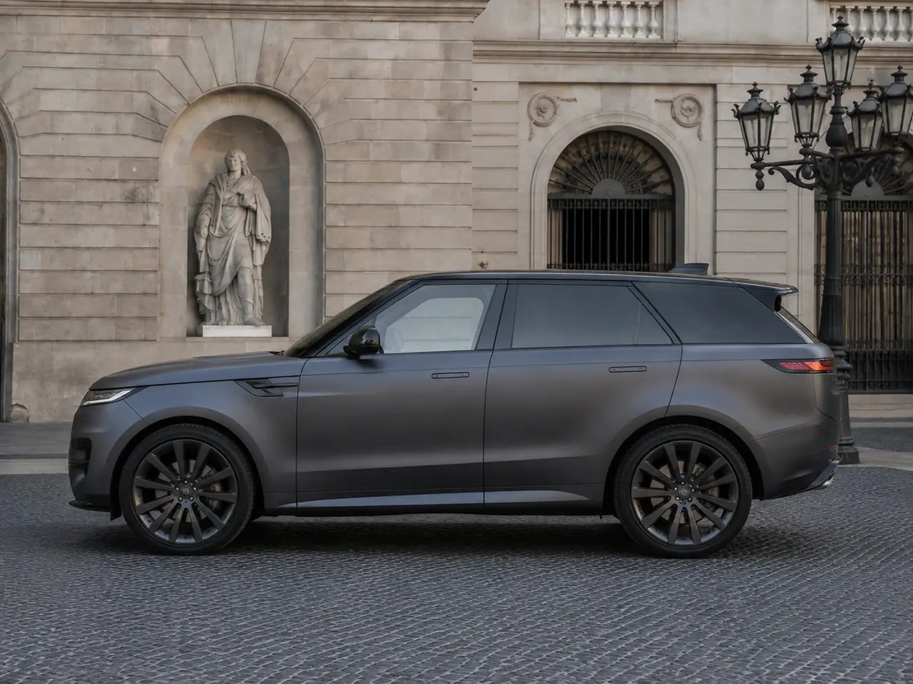 Land Rover Range Rover Sport Dynamic SE 2025, внешний вид — Rome Luxury Car Rental, Рим. 2025 Range Rover Sport Dynamic SE сочетает 360 л.с. с посадкой на пять человек и ровным,…