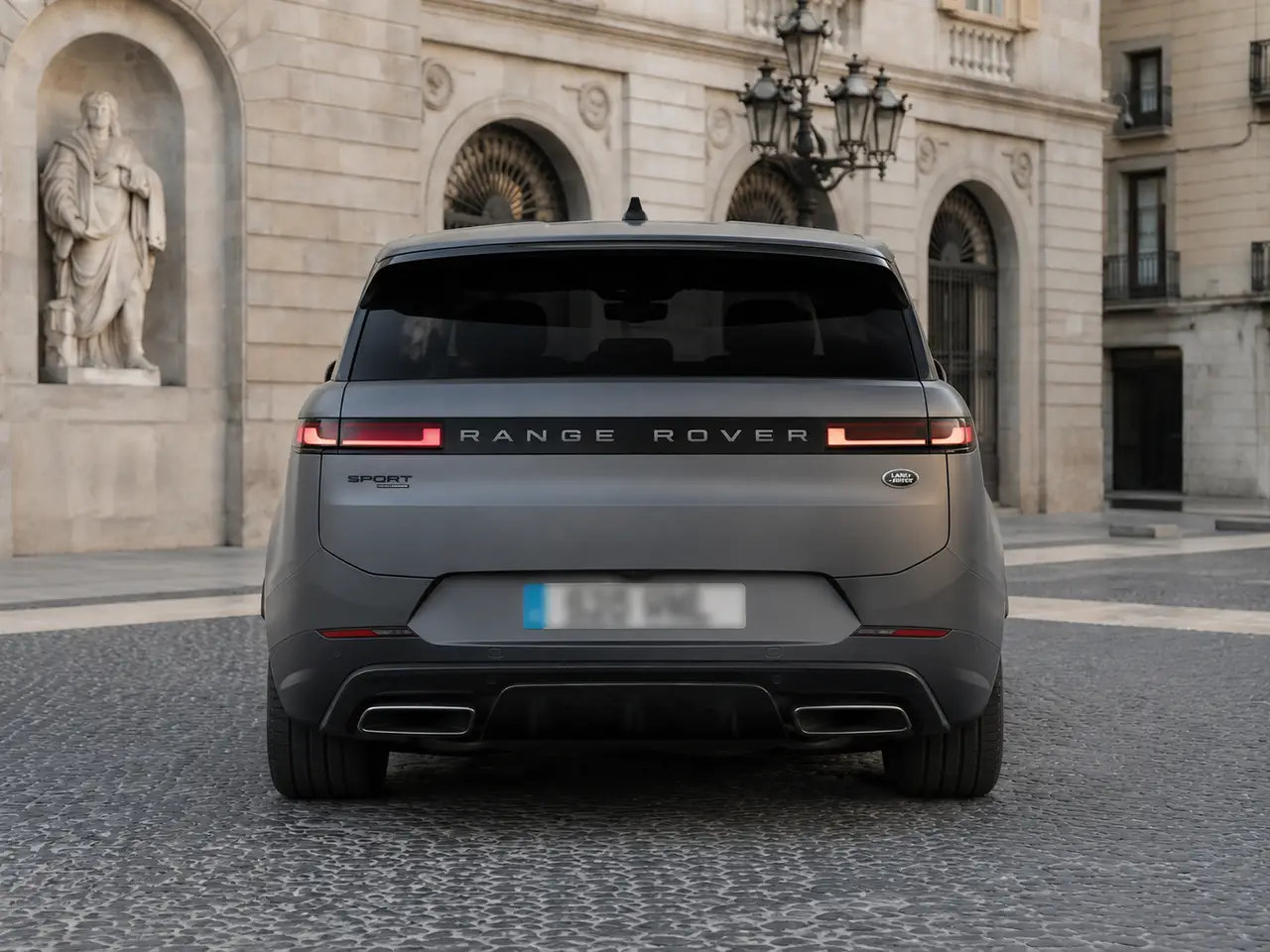 Land Rover Range Rover Sport Dynamic SE 2025, вид сзади — Rome Luxury Car Rental, Рим. 2025 Range Rover Sport Dynamic SE сочетает 360 л.с. с посадкой на пять человек и ровным,…