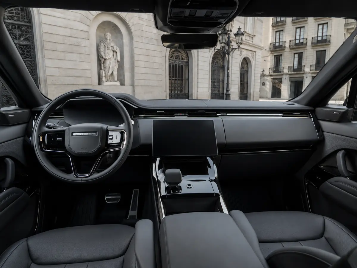 Land Rover Range Rover Sport Dynamic SE 2025, салон — Rome Luxury Car Rental, Рим. 2025 Range Rover Sport Dynamic SE сочетает 360 л.с. с посадкой на пять человек и ровным,…