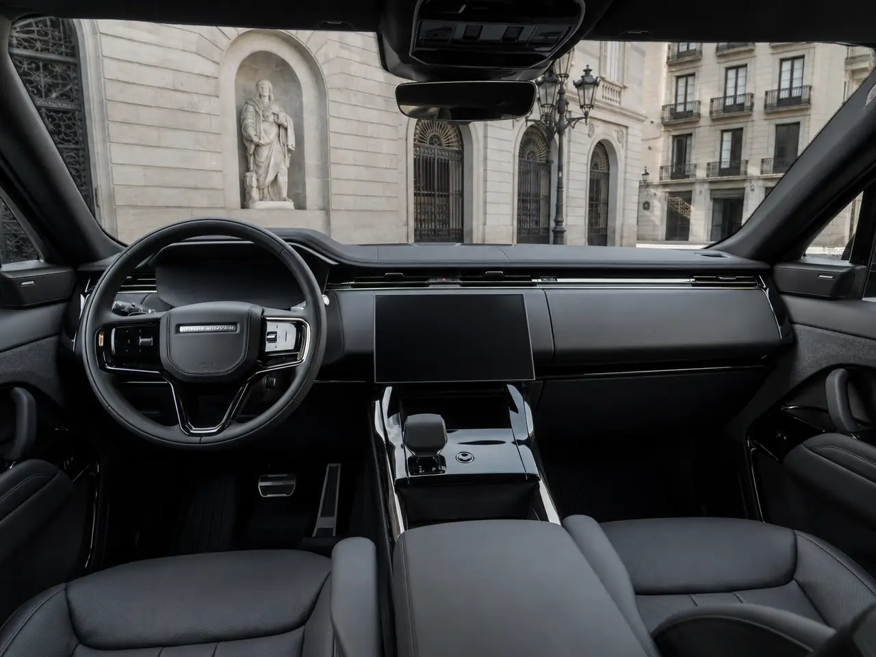 Land Rover Range Rover Sport Dynamic SE 2025, салон — Rome Luxury Car Rental, Рим. 2025 Range Rover Sport Dynamic SE сочетает 360 л.с. с посадкой на пять человек и ровным,…