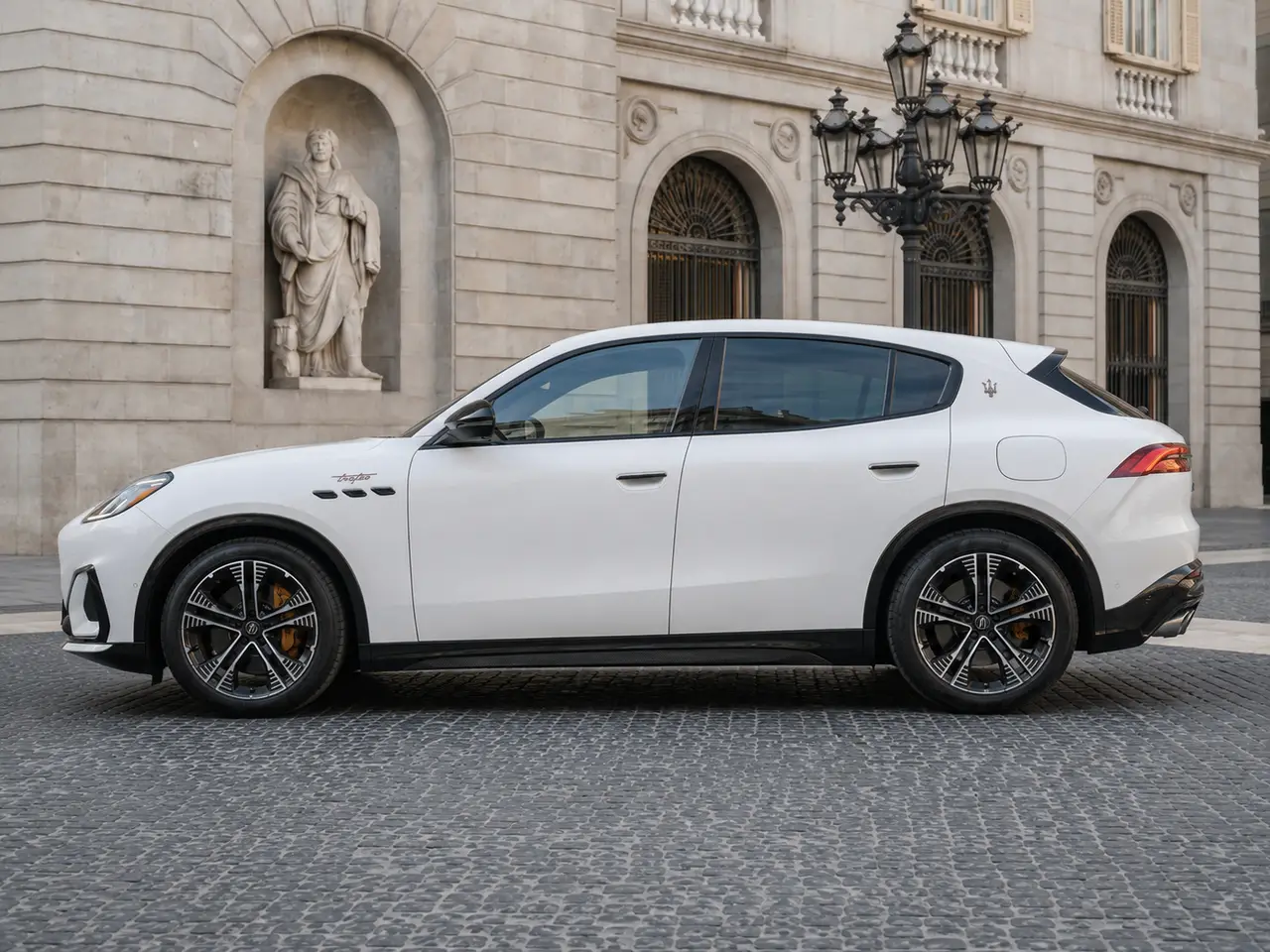 Maserati Grecale GT 2025, внешний вид — Rome Luxury Car Rental, Рим. Maserati Grecale GT сочетает управляемость городского внедорожника с посадкой на пять…