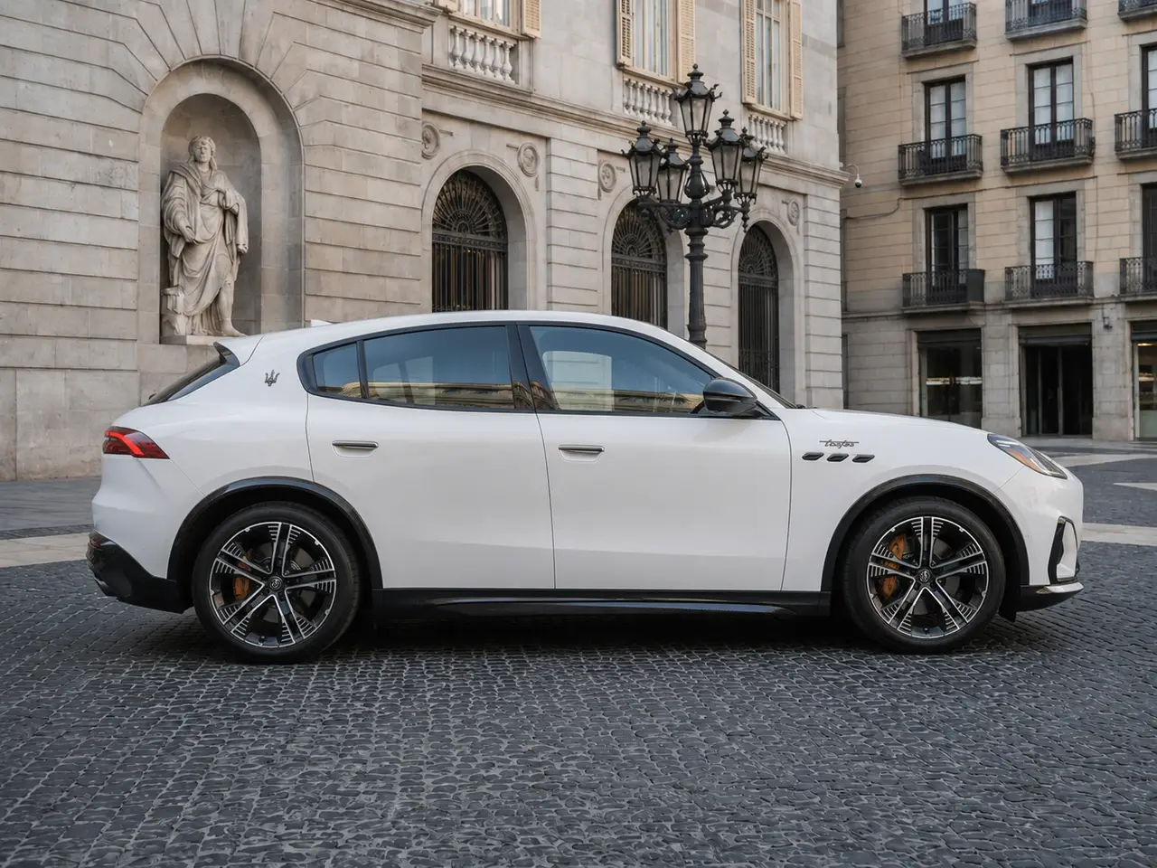 Maserati Grecale GT 2025, вид спереди — Rome Luxury Car Rental, Рим. Maserati Grecale GT сочетает управляемость городского внедорожника с посадкой на пять…