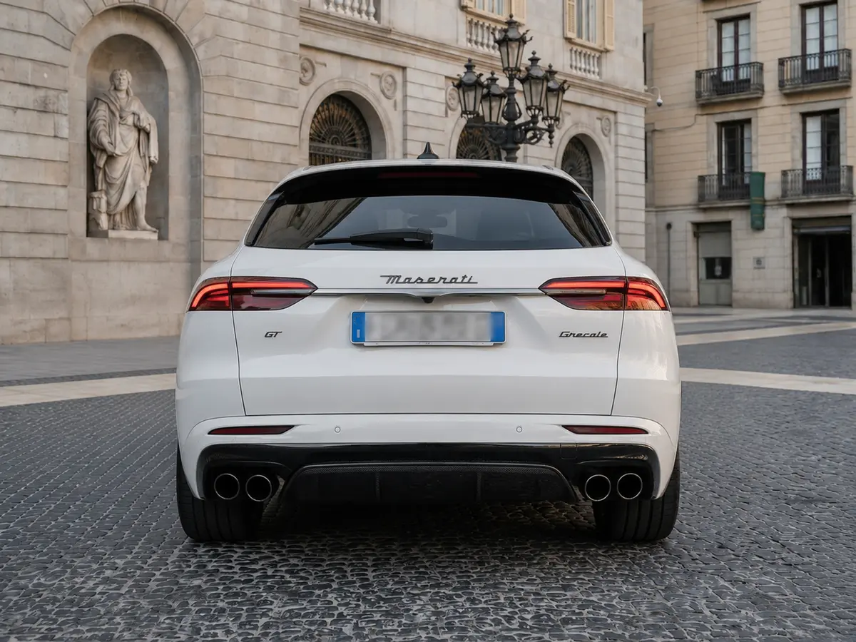 Maserati Grecale GT 2025, вид сзади — Rome Luxury Car Rental, Рим. Maserati Grecale GT сочетает управляемость городского внедорожника с посадкой на пять…