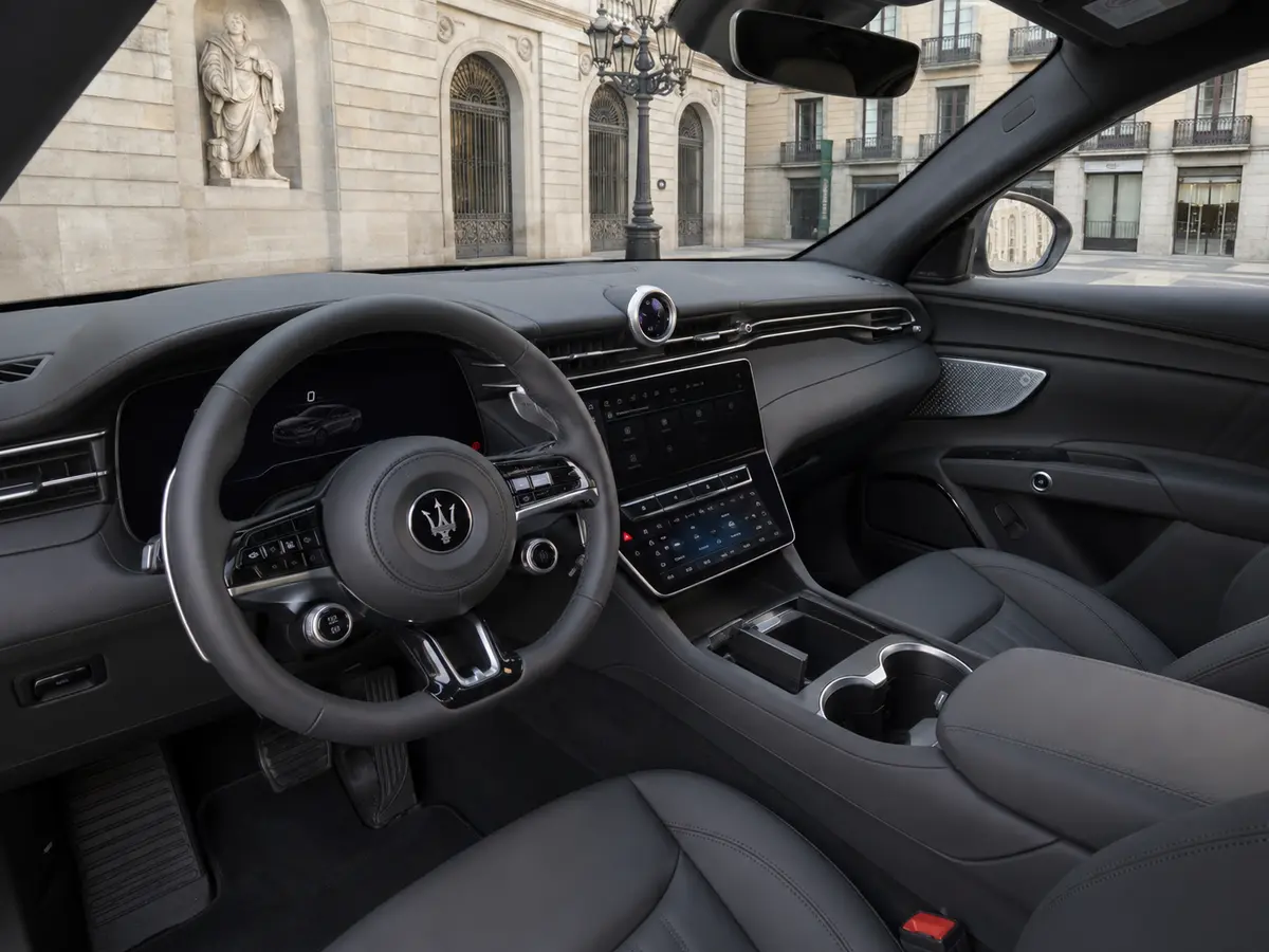 Maserati Grecale GT 2025, салон — Rome Luxury Car Rental, Рим. Maserati Grecale GT сочетает управляемость городского внедорожника с посадкой на пять…