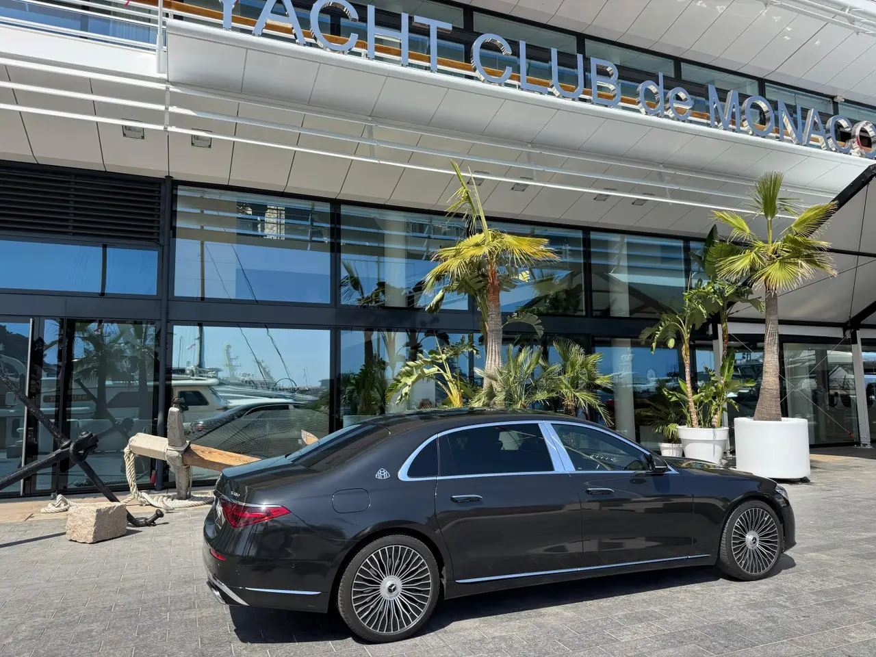 Maybach S580 2023, vista frontale — Rome Luxury Car Rental, Roma. La Maybach S580 2023 interpreta il concetto di berlina di rappresentanza con una guida…
