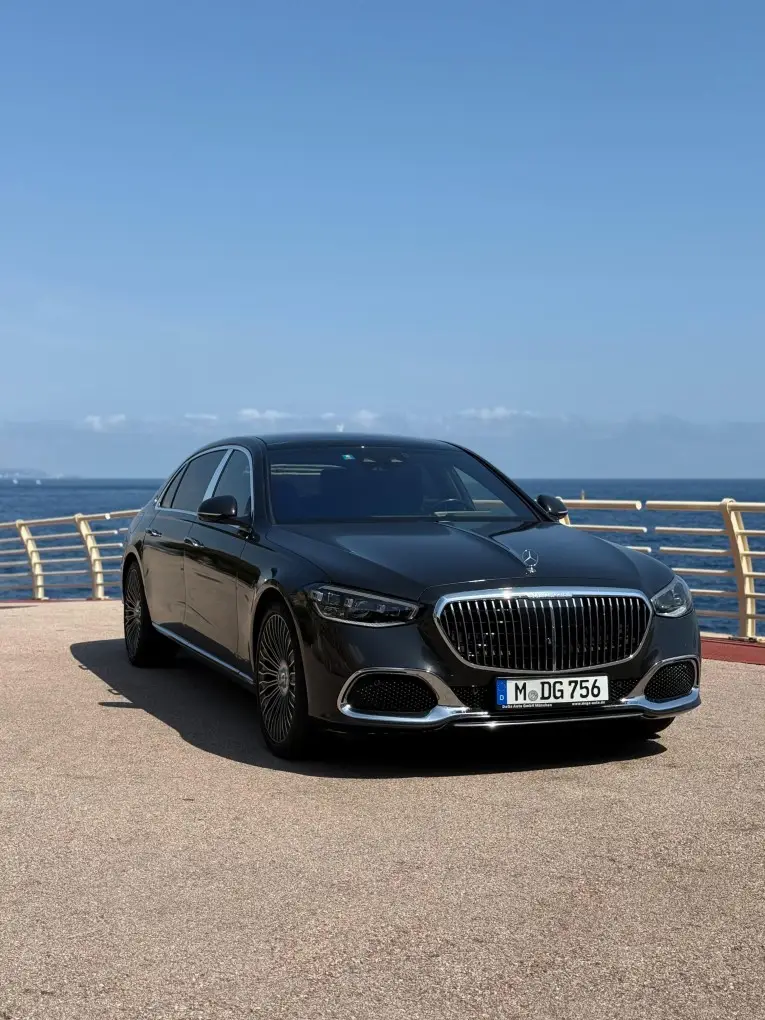 Maybach S580 2023, vista posteriore — Rome Luxury Car Rental, Roma. La Maybach S580 2023 interpreta il concetto di berlina di rappresentanza con una guida…