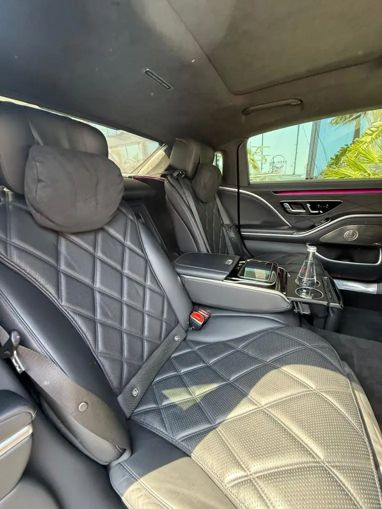 Maybach S580 2023, interni — Rome Luxury Car Rental, Roma. La Maybach S580 2023 interpreta il concetto di berlina di rappresentanza con una guida…