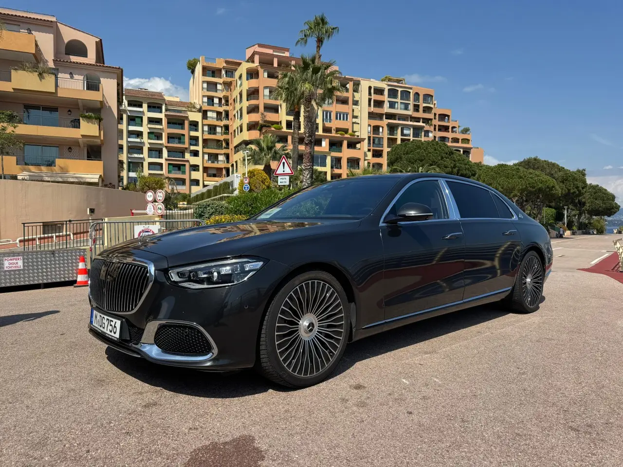 Maybach S580 2023, cruscotto — Rome Luxury Car Rental, Roma. La Maybach S580 2023 interpreta il concetto di berlina di rappresentanza con una guida…
