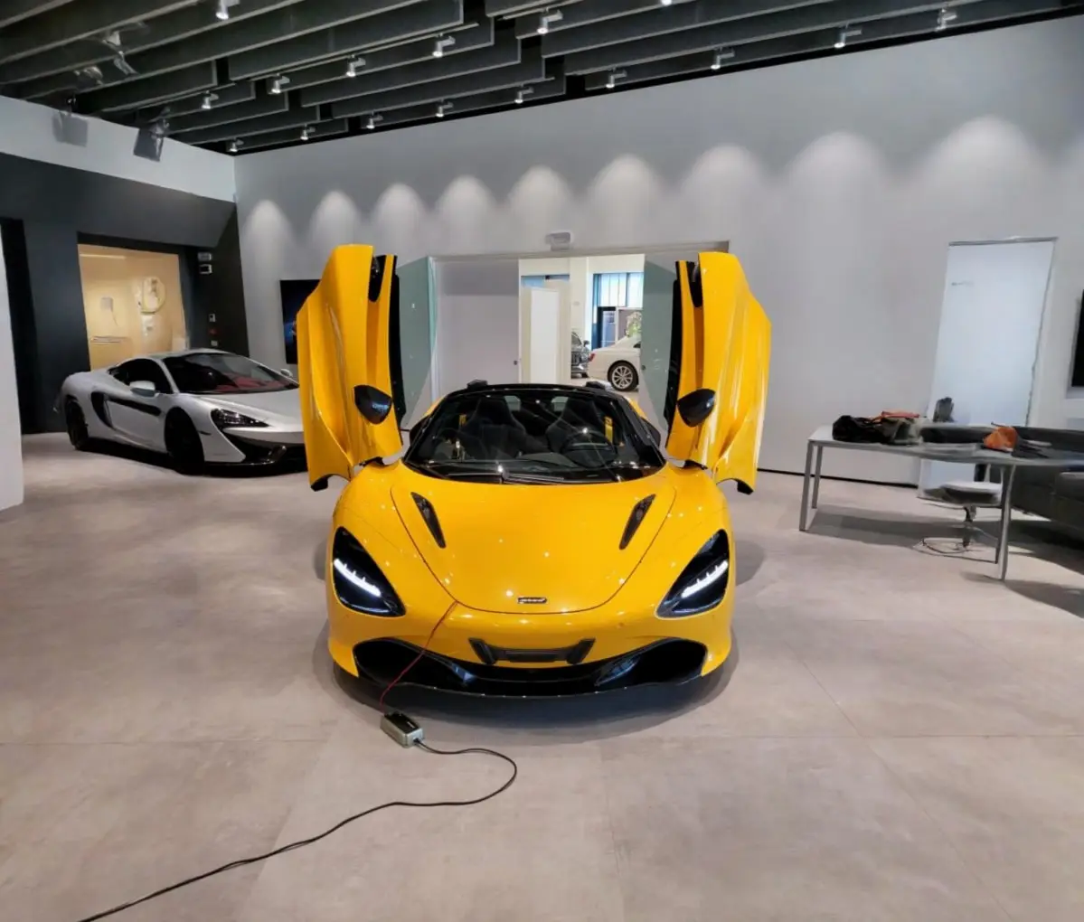 McLaren 720S Spider 2022, esterno — Rome Luxury Car Rental, Roma. Il McLaren 720S Spider del 2022 è una vettura biposto che affianca l'anima da pista a un…