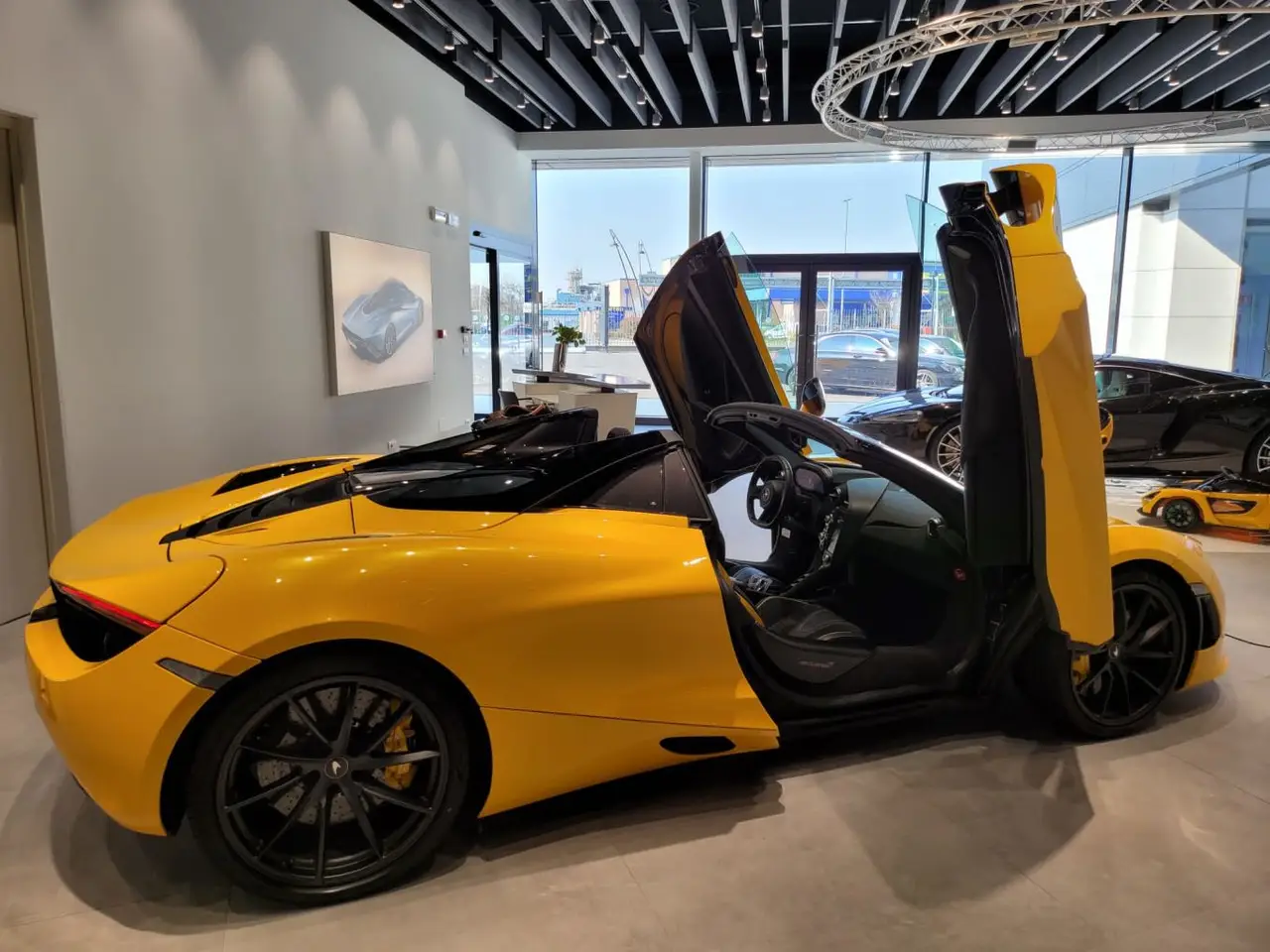 McLaren 720S Spider 2022, vista frontale — Rome Luxury Car Rental, Roma. Il McLaren 720S Spider del 2022 è una vettura biposto che affianca l'anima da pista a un…