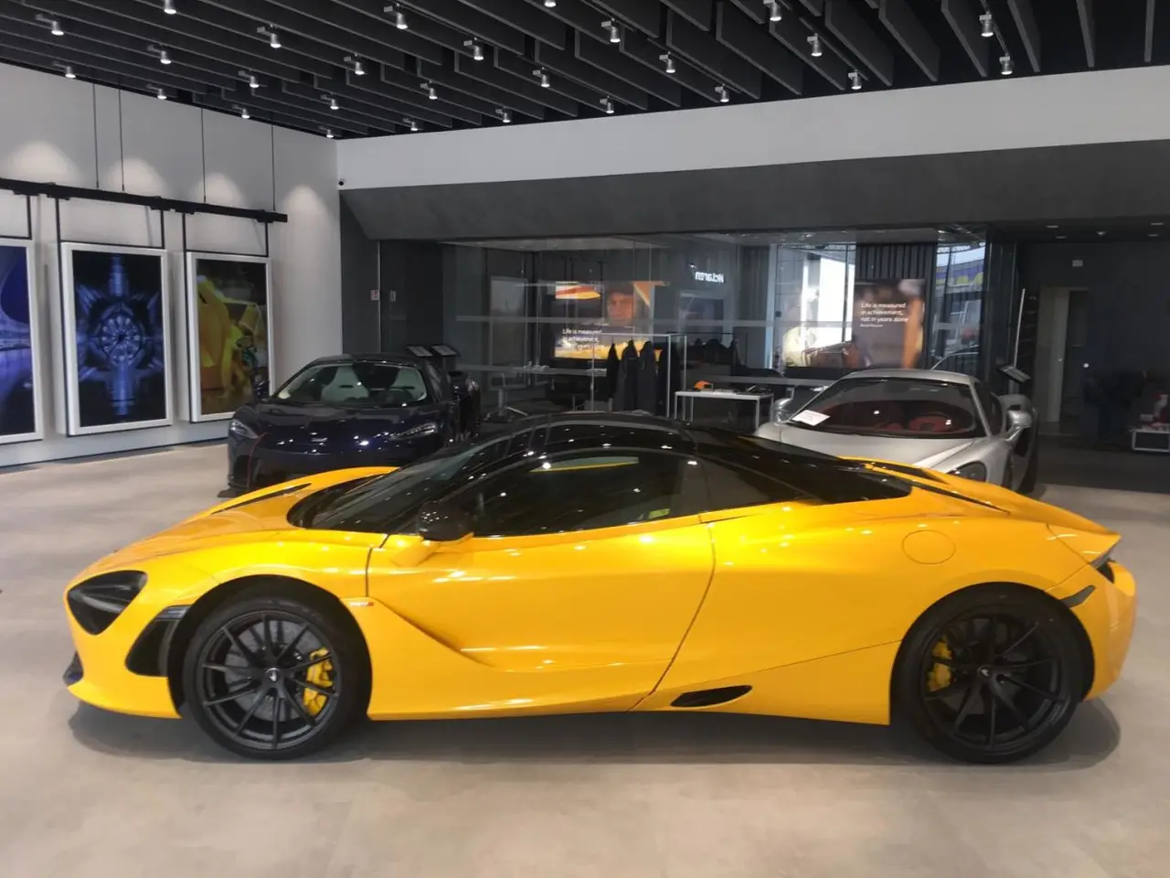 McLaren 720S Spider 2022, vista posteriore — Rome Luxury Car Rental, Roma. Il McLaren 720S Spider del 2022 è una vettura biposto che affianca l'anima da pista a un…