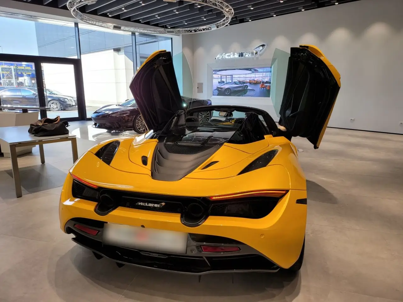McLaren 720S Spider 2022, interni — Rome Luxury Car Rental, Roma. Il McLaren 720S Spider del 2022 è una vettura biposto che affianca l'anima da pista a un…