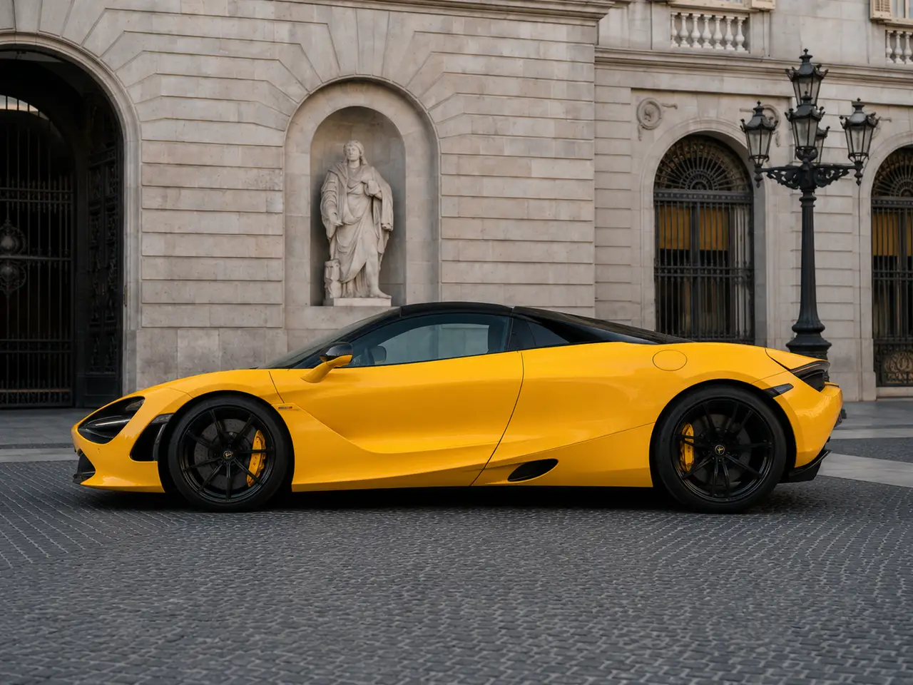 McLaren 720S Spider 2022, esterno — Rome Luxury Car Rental, Roma. Il McLaren 720S Spider del 2022 è una vettura biposto che affianca l'anima da pista a un…