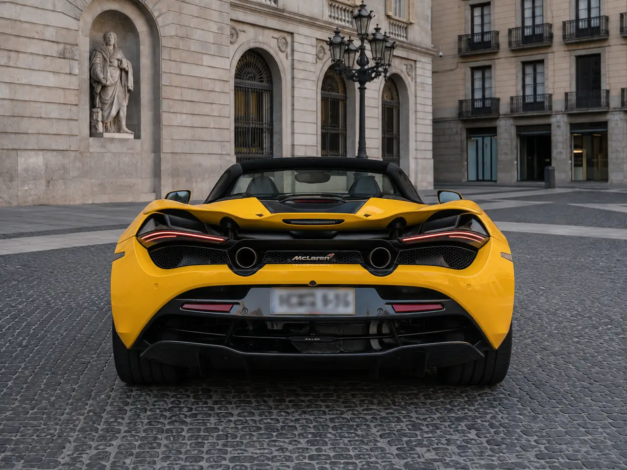 McLaren 720S Spider 2022, vista posteriore — Rome Luxury Car Rental, Roma. Il McLaren 720S Spider del 2022 è una vettura biposto che affianca l'anima da pista a un…