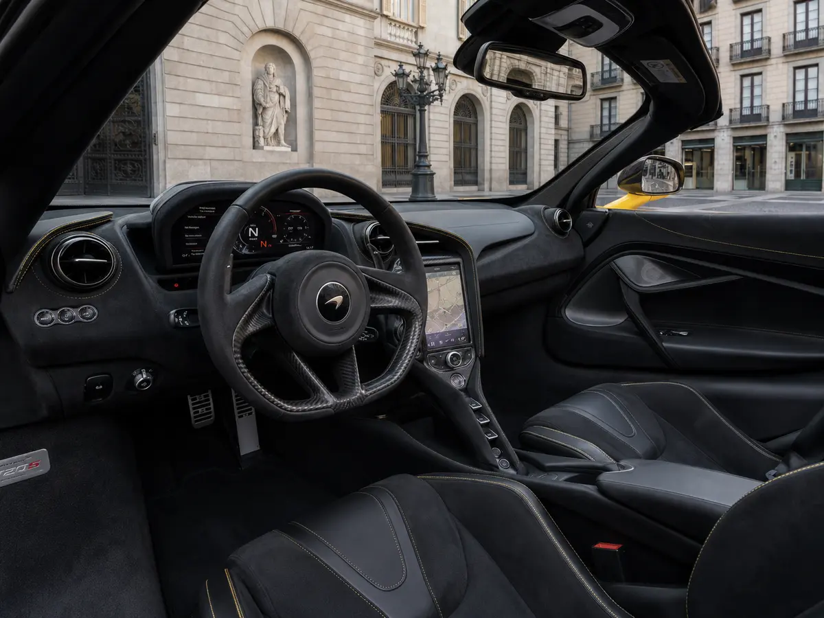 McLaren 720S Spider 2022, interni — Rome Luxury Car Rental, Roma. Il McLaren 720S Spider del 2022 è una vettura biposto che affianca l'anima da pista a un…