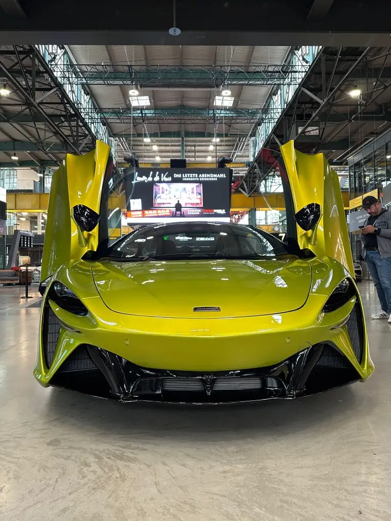 McLaren Artura Spider 2024, esterno — Rome Luxury Car Rental, Roma. La McLaren Artura Spider del 2026 porta in strada 671 CV in un'architettura a due posti…