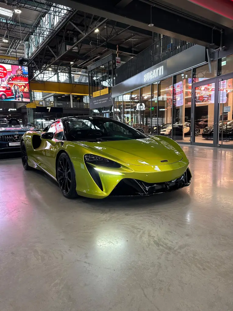 McLaren Artura Spider 2024, vista frontale — Rome Luxury Car Rental, Roma. La McLaren Artura Spider del 2026 porta in strada 671 CV in un'architettura a due posti…