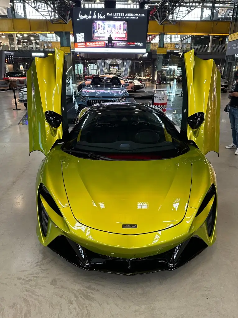 McLaren Artura Spider 2024, vista posteriore — Rome Luxury Car Rental, Roma. La McLaren Artura Spider del 2026 porta in strada 671 CV in un'architettura a due posti…