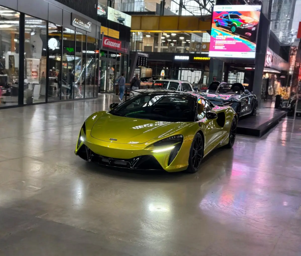 McLaren Artura Spider 2024, interni — Rome Luxury Car Rental, Roma. La McLaren Artura Spider del 2026 porta in strada 671 CV in un'architettura a due posti…