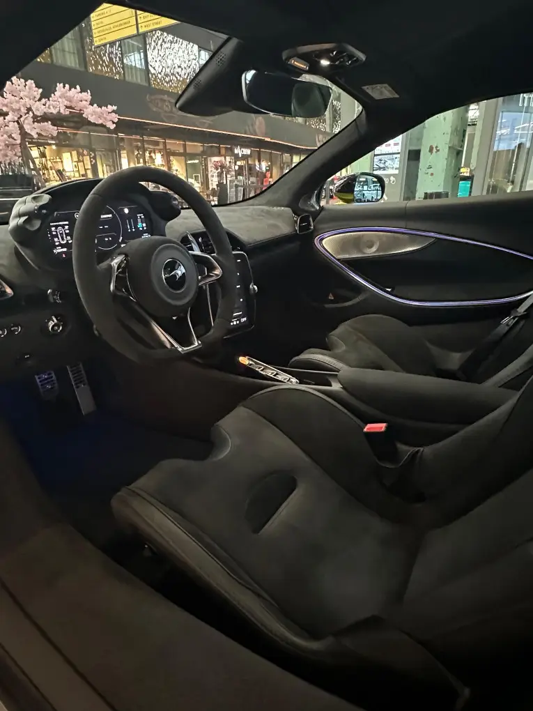 McLaren Artura Spider 2024, cruscotto — Rome Luxury Car Rental, Roma. La McLaren Artura Spider del 2026 porta in strada 671 CV in un'architettura a due posti…