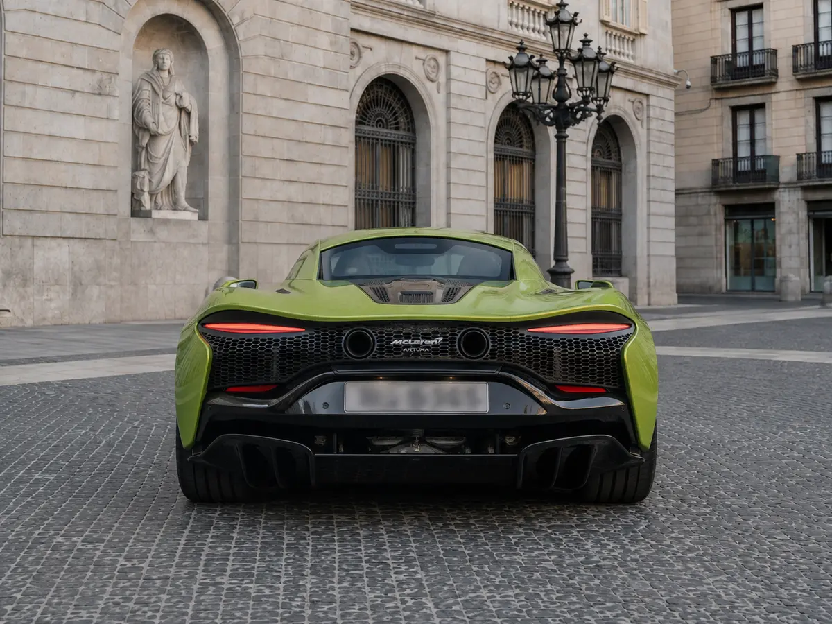 McLaren Artura Spider 2024, вид сзади — Rome Luxury Car Rental, Рим. McLaren Artura Spider — не просто открытый суперкар, а инструмент для тех, кто ценит…
