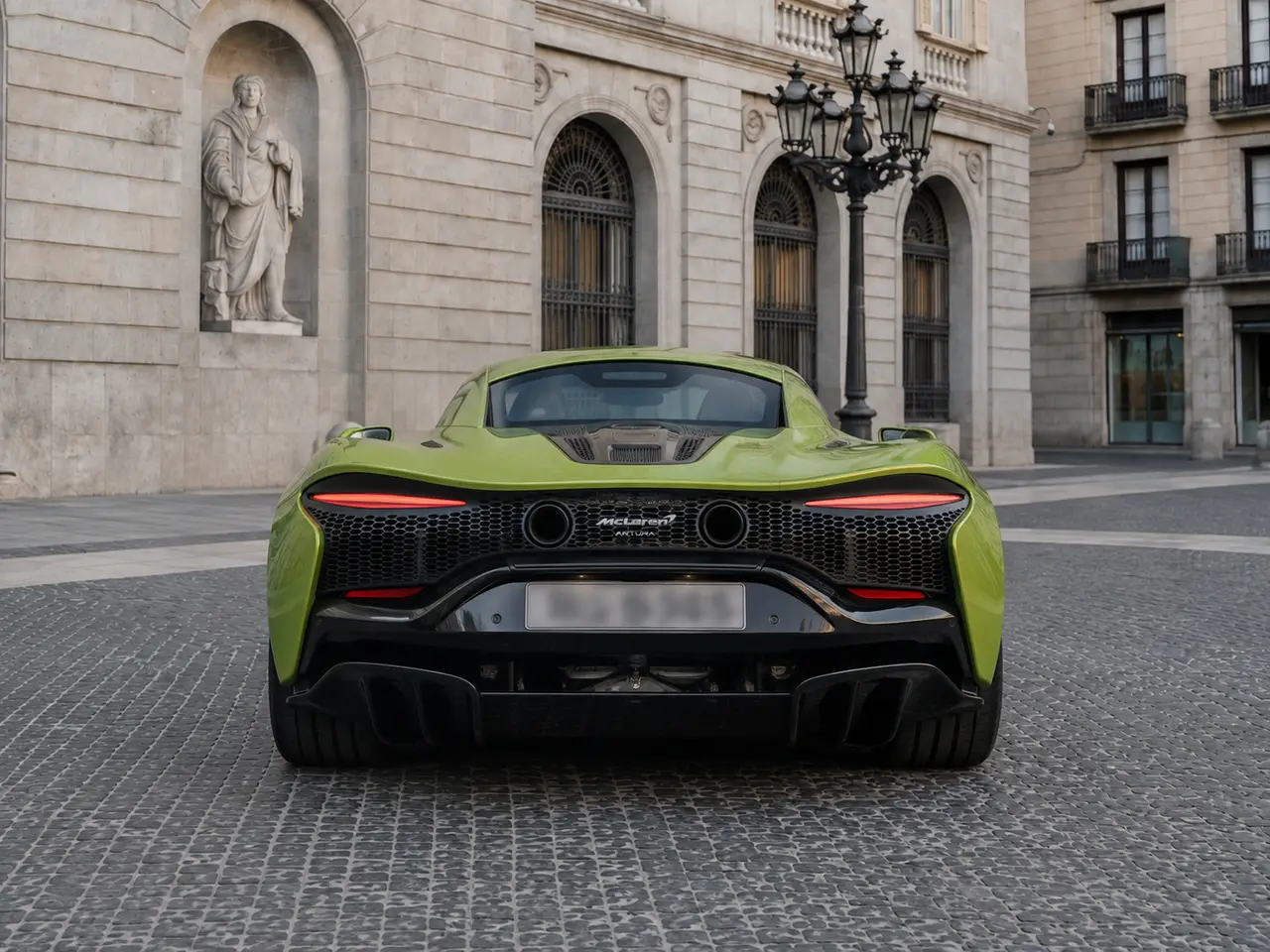McLaren Artura Spider 2024, вид сзади — Rome Luxury Car Rental, Рим. McLaren Artura Spider — не просто открытый суперкар, а инструмент для тех, кто ценит…