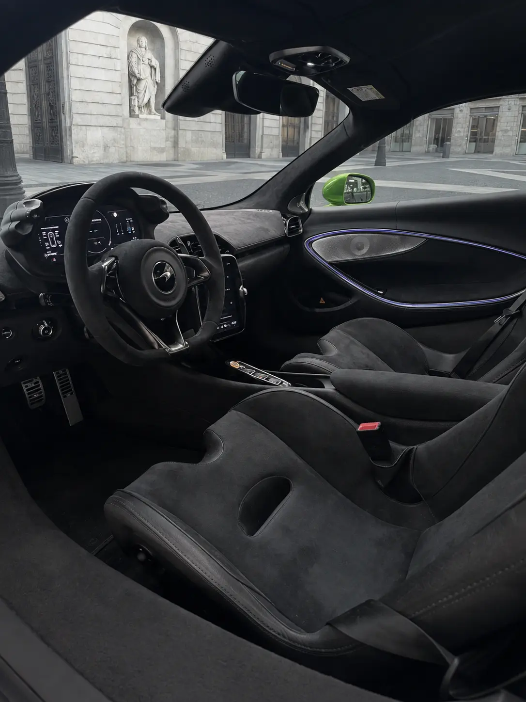 McLaren Artura Spider 2024, салон — Rome Luxury Car Rental, Рим. McLaren Artura Spider — не просто открытый суперкар, а инструмент для тех, кто ценит…