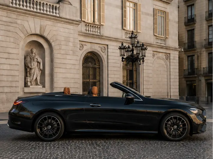 Mercedes Benz CLE 300 Cabriolet AMG Premium 2025, vista frontale — Rome Luxury Car Rental, Roma. La Mercedes Benz CLE 300 Cabriolet AMG Premium, edizione 2025, è una decappottabile…
