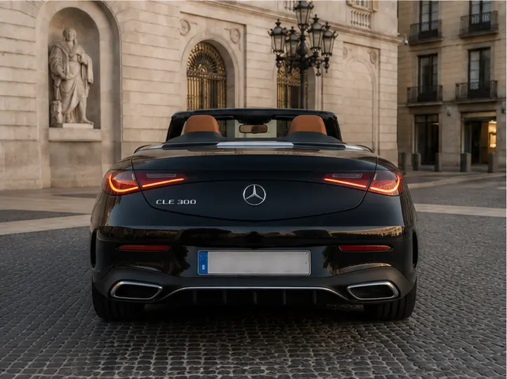 Mercedes Benz CLE 300 Cabriolet AMG Premium 2025, vista posteriore — Rome Luxury Car Rental, Roma. La Mercedes Benz CLE 300 Cabriolet AMG Premium, edizione 2025, è una decappottabile…