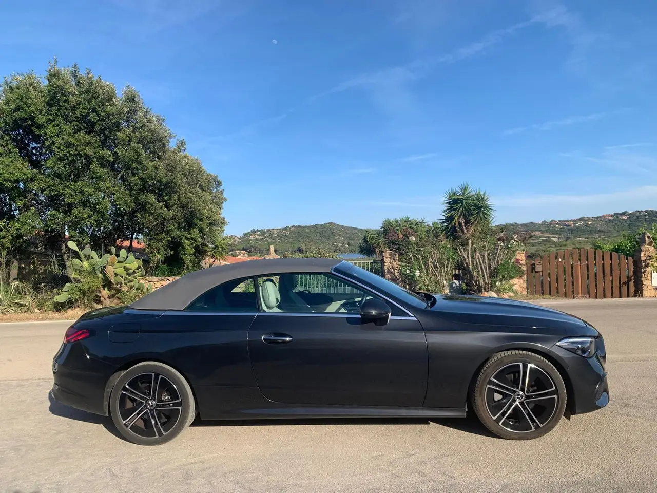 Mercedes Benz CLE Cabrio 2025, esterno — Rome Luxury Car Rental, Roma. La Mercedes Benz CLE Cabrio 2025 porta in dote 258 cavalli e quattro posti veri, una…