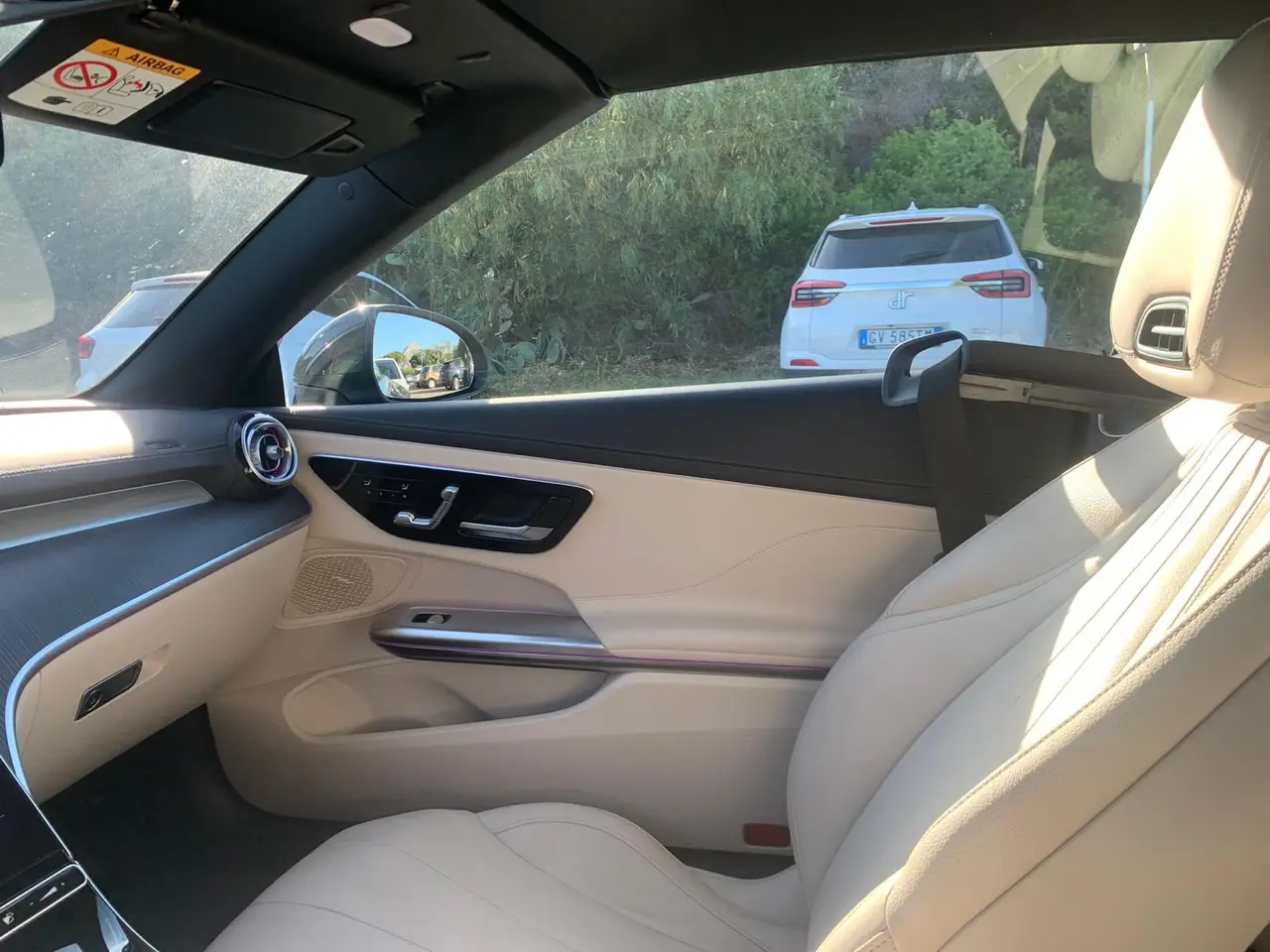Mercedes Benz CLE Cabrio 2025, vista frontale — Rome Luxury Car Rental, Roma. La Mercedes Benz CLE Cabrio 2025 porta in dote 258 cavalli e quattro posti veri, una…