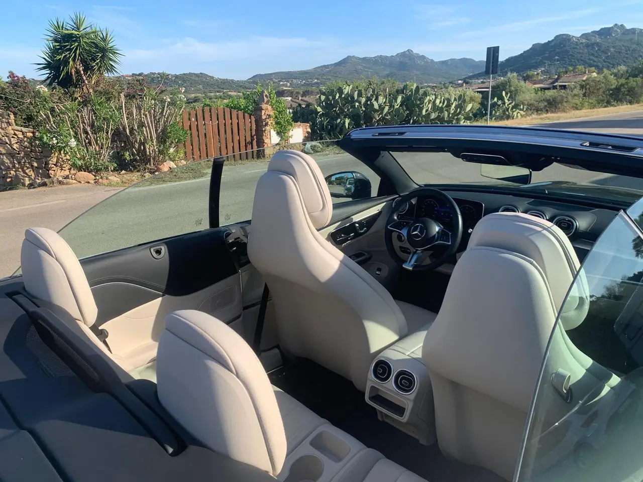 Mercedes Benz CLE Cabrio 2025, interni — Rome Luxury Car Rental, Roma. La Mercedes Benz CLE Cabrio 2025 porta in dote 258 cavalli e quattro posti veri, una…