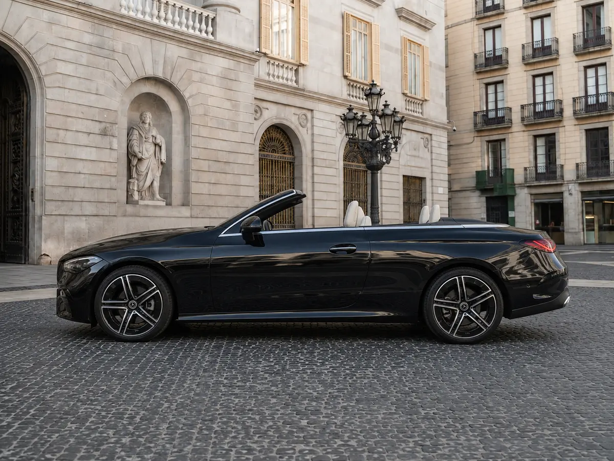 Mercedes Benz CLE Cabrio 2025, esterno — Rome Luxury Car Rental, Roma. La Mercedes Benz CLE Cabrio 2025 porta in dote 258 cavalli e quattro posti veri, una…