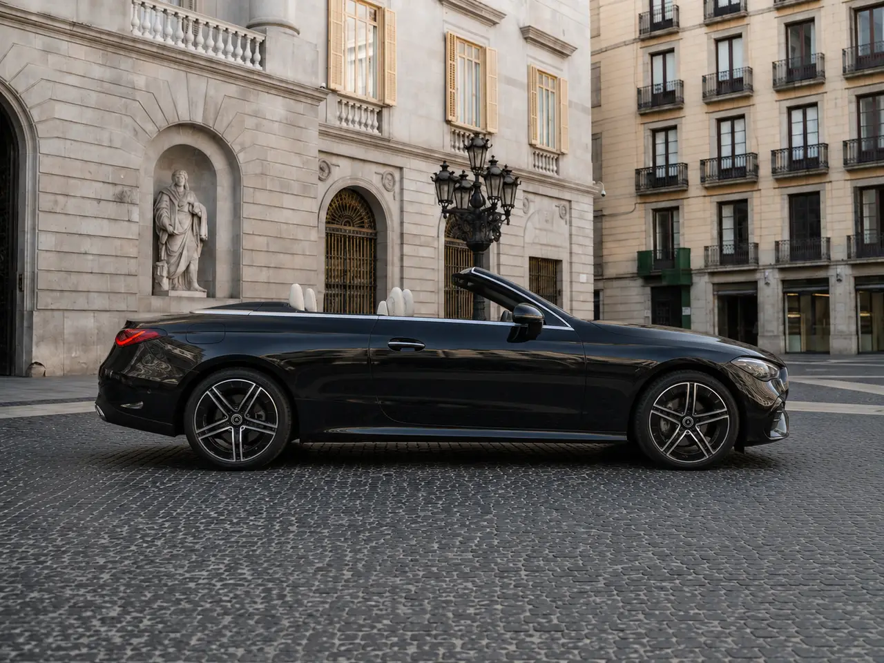 Mercedes Benz CLE Cabrio 2025, vista frontale — Rome Luxury Car Rental, Roma. La Mercedes Benz CLE Cabrio 2025 porta in dote 258 cavalli e quattro posti veri, una…