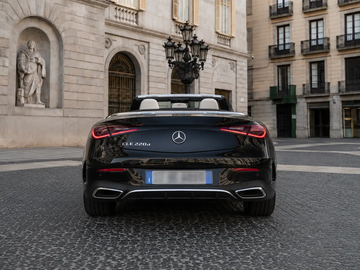 Mercedes Benz CLE Cabrio 2025, vista posteriore — Rome Luxury Car Rental, Roma. La Mercedes Benz CLE Cabrio 2025 porta in dote 258 cavalli e quattro posti veri, una…