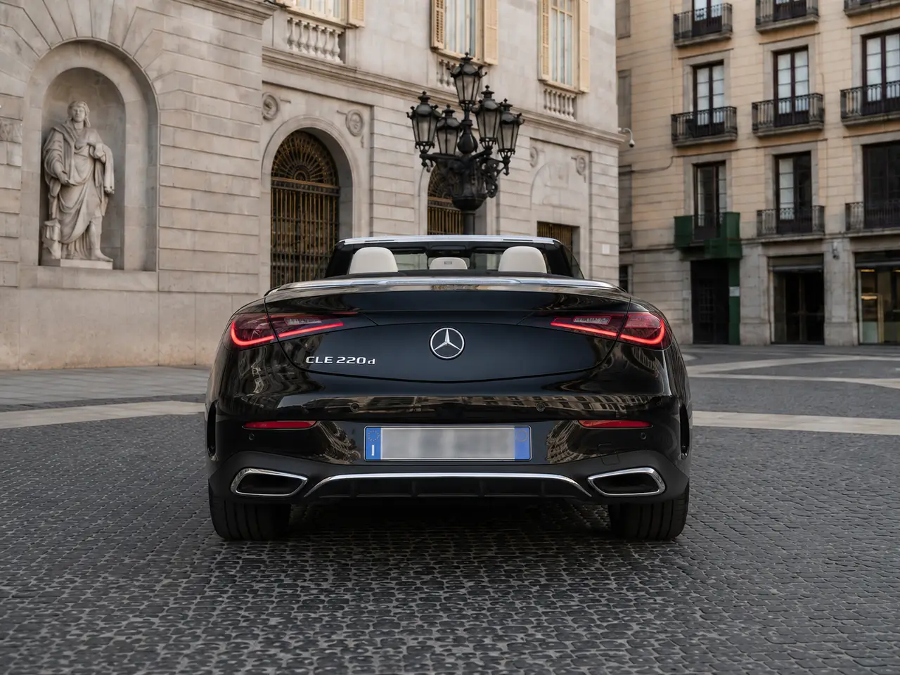 Mercedes Benz CLE Cabrio 2025, vista posteriore — Rome Luxury Car Rental, Roma. La Mercedes Benz CLE Cabrio 2025 porta in dote 258 cavalli e quattro posti veri, una…
