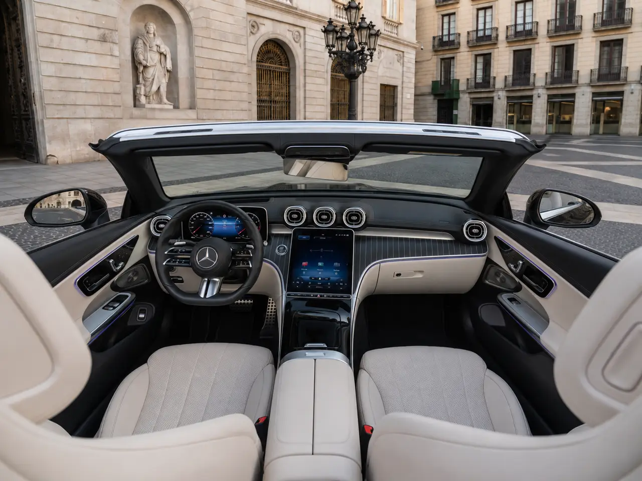 Mercedes Benz CLE Cabrio 2025, interni — Rome Luxury Car Rental, Roma. La Mercedes Benz CLE Cabrio 2025 porta in dote 258 cavalli e quattro posti veri, una…
