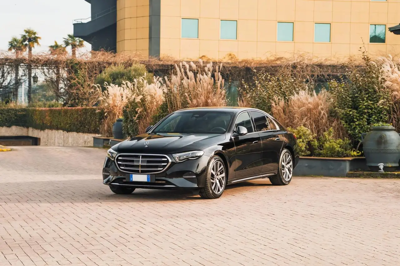 Mercedes Benz E-klasse 220d Premium Plus 2026, esterno — Rome Luxury Car Rental, Roma. La Mercedes Benz E-Klasse 220d Premium Plus 2026 è la scelta di chi cerca in un'auto…